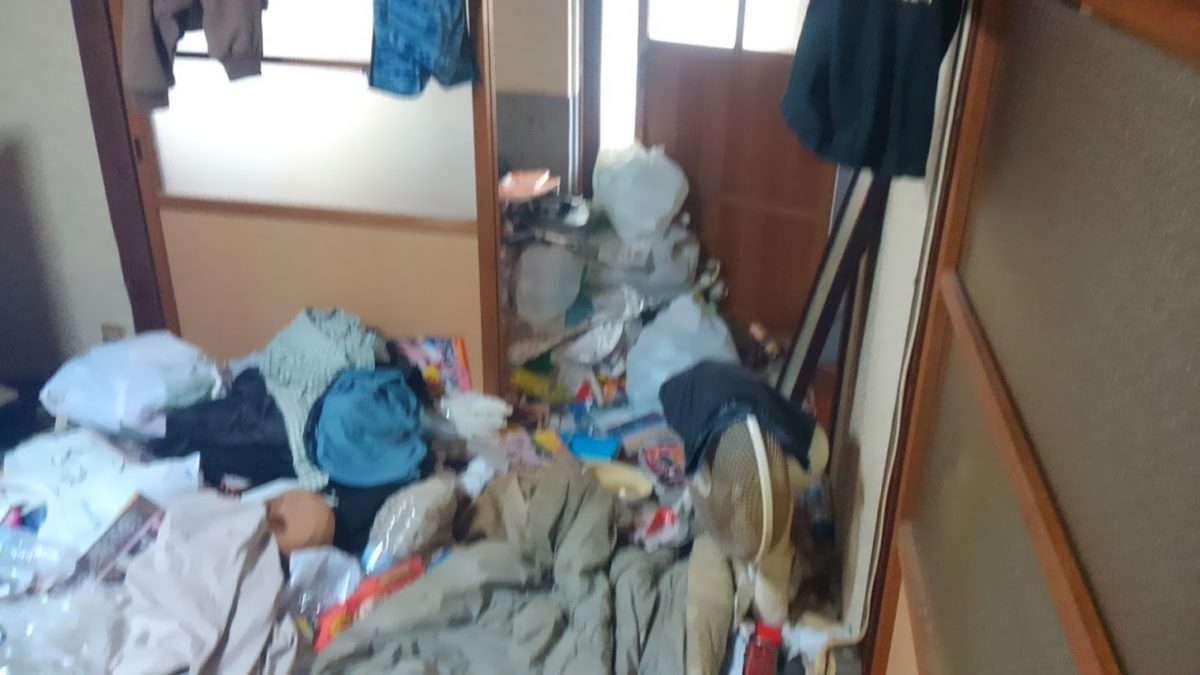 足の踏み場もない汚部屋